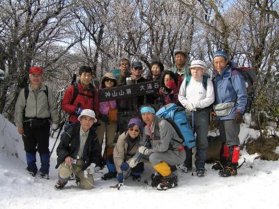◆　途中から出てきた雪も山頂付近は一面に。今年初めての雪山！　かな？