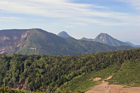 ◆　根石岳より八ヶ岳の主峰を望む。硫黄岳、赤岳、阿弥陀岳が見える。画面からは外れたが右奥に南アルプスが、背面にはまだ雪が多く残る槍穂高連峰が霞んで見えた。