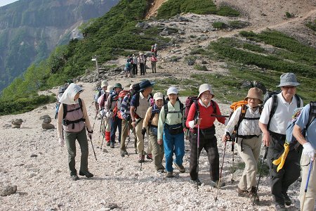 ◆　根石岳から東天狗岳に縦走するパーティ。