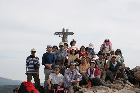 ◆　今回の山行の最高峰、東天狗岳山頂での記念写真。山頂とはいえ、先は長くまだ気を抜けないところが今回の山行でした。