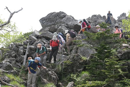 ◆　東天狗岳からの降りの岩場。ニューまではほとんどがこうした岩場が続く大変な、でもとても楽しい山行でした。