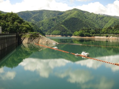 ◆湖面に周囲の山が映り込んでいる◆