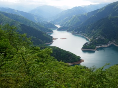 ◆サス沢山頂上から奥多摩湖が一望できる◆