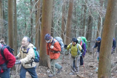 ◆舗装道路から山道に入り、陣馬に向かう◆