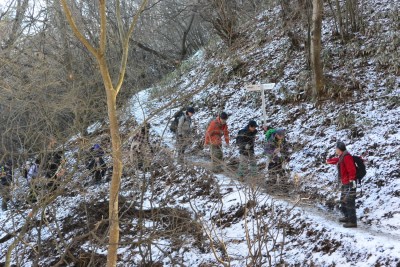 ◆陣馬山も間近、雪が残って滑る登山道を慎重に◆