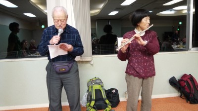 ◆宴会・Ｍさんのフルート演奏に合わせ、最長老Ｏさんが熱唱◆