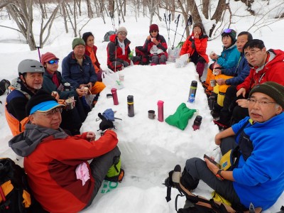 ◆２日目・白毛門から下山後、雪のテーブルを囲み昼食◆