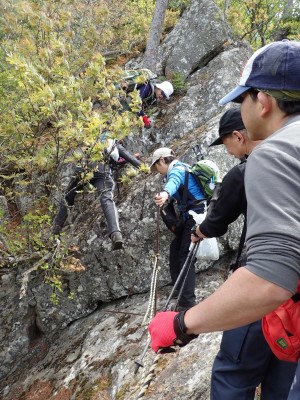 ◆唐倉山一番の難所「飛びつき岩」を慎重に通過◆