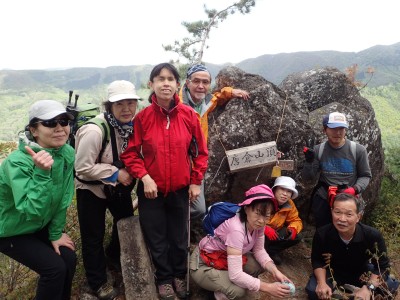 ◆険しい岩稜帯をクリアし唐倉山山頂で記念撮影◆
