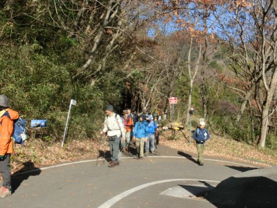 ◆上野原中学校前駐車場に下山◆