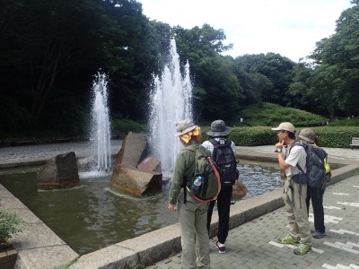 ◆南口正面の噴水前にて、「暑くて飛び込みたい！」◆