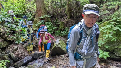 ◆沢を石伝いに徒渉し横切る◆