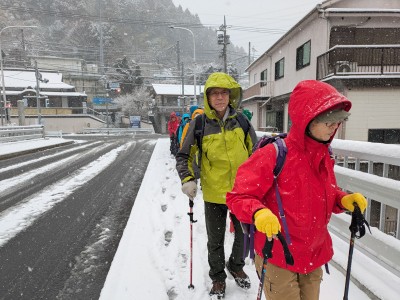 ��1���Ԓx��Ō�ԉw���o���A�܂�Őፑ��